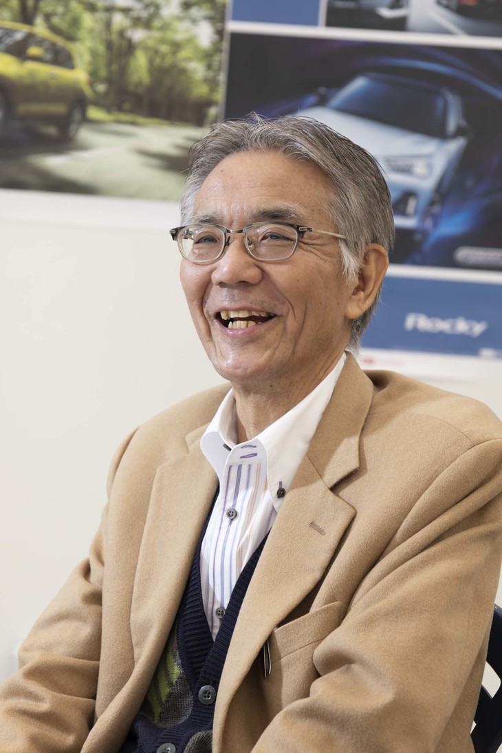 ＜仲保俊弘さんプロフィール＞
	1982年4月にトヨタ自動車に入社。実験部や製品企画部（チーフエンジニア）を歴任し、2017年1月にダイハツ工業に出向。車両性能開発部 部長（実験、CAE、材料、試験）を経て2018年7月にダイハツ工業に転籍。2020年1月より製品企画部Aセグメント車両のエグゼクティブチーフエンジニア（ロッキー、アイラ、ルーミーほか）を務めている。