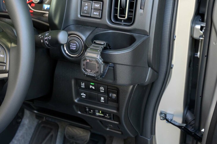 運転席カップホルダーのスリットもアイデア装備のひとつ。車中泊ユーザーは、腕時計やカラビナなどをかけて重宝しているという。