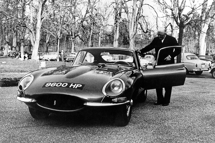 「E-TYPE」は1961年のジュネーブモーターショーで発表された。写真はジュネーブに持ち込まれたクーペのプロトタイプ「9600HP」と、ジャガー創業者のウィリアム・ライオンズ。