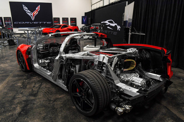 2020年の晩冬に米ラスベガスで催された試乗会にて、会場に展示された「C8」のカットモデル。