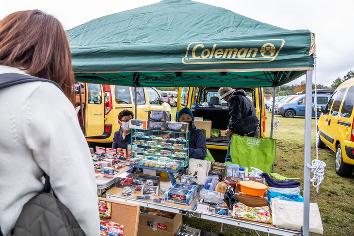 ルノーのミニチュアカーが並べられたお店。「こんなモデルのミニカーもある」と、そのマニアックなラインナップに感心する方が少なくなかった。