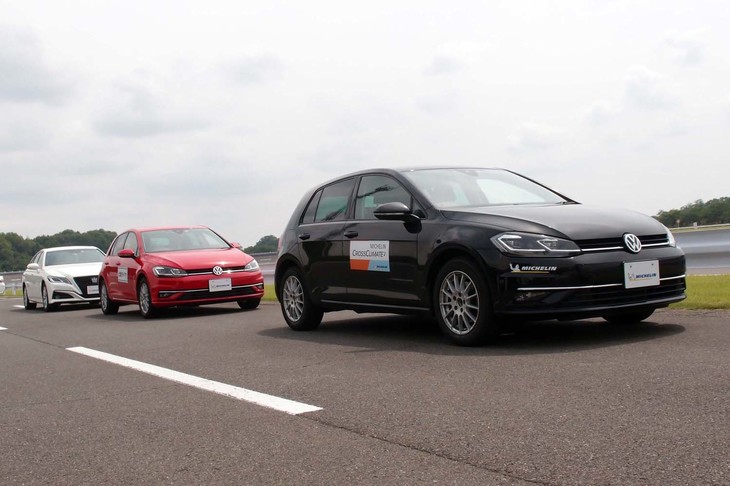 GKNドライブラインジャパンのテストコースに並んだ「ミシュラン・クロスクライメート2」のテスト用車両。