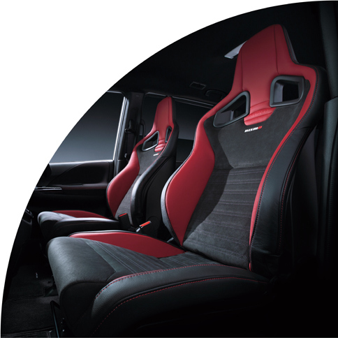 オプションの専用チューニングRECARO製スポーツシート。