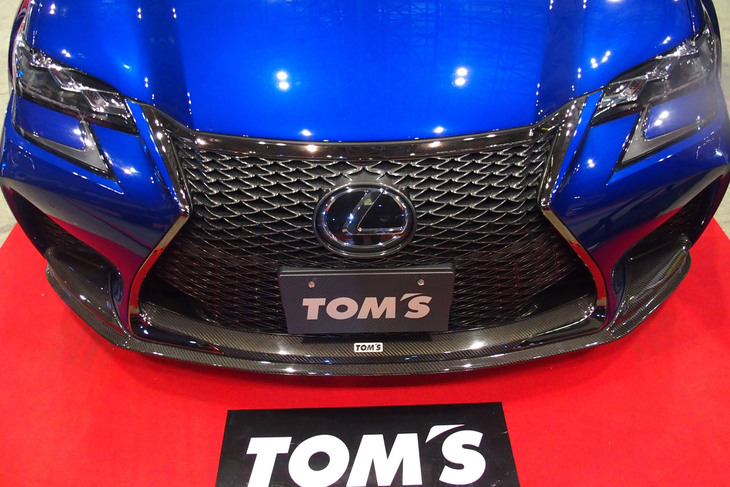 元レーシングドライバー中嶋一貴氏がエアロデザインや全体コンセプトをプロデュースしたコンプリートカーが「TOM’S GS F produced by Kazuki Nakajima」。大人が優雅に乗れてスポーツ走行も楽しめることを目指したという。5リッターV8自然吸気エンジンは排気効率などのチューニングによって最高出力が477PSから500PSにアップしている。
