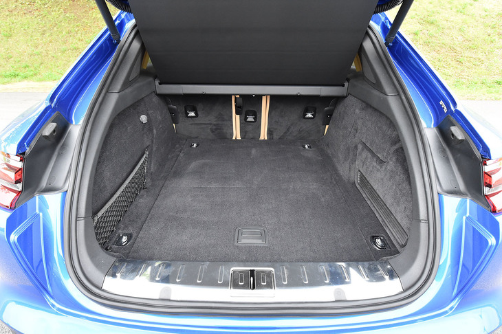 荷室容量は425リッター。3分割可倒式のリアシートをたたむと、最大で1295リッターの積載スペースが得られる。