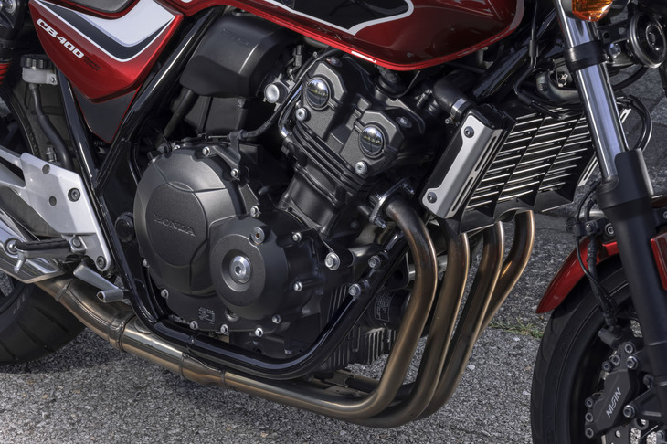 最高出力56PS、最大トルク39N・mを発生するNC42E型エンジン。排気量が小さいぶん、1万回転を優に超す高回転を気兼ねなく楽しめるのもうれしい。