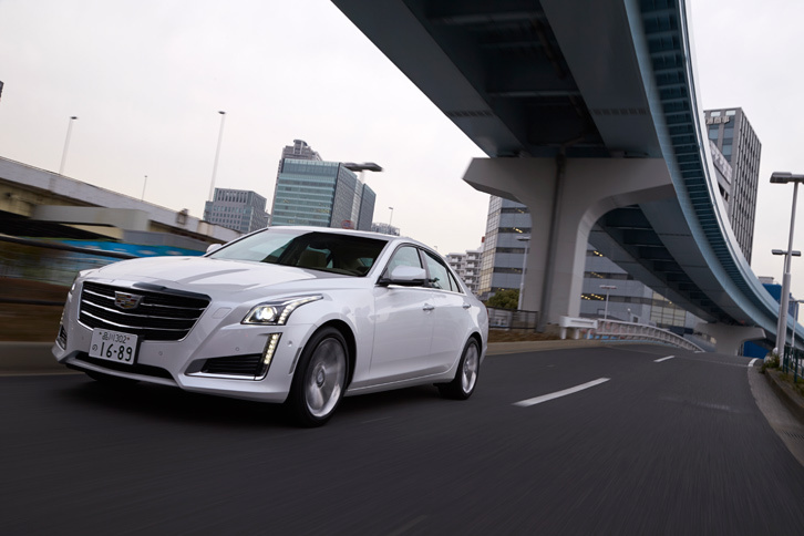 「CTS」のフロントグリルにはシャッターが備わっており、高速走行時には自動でフラップが閉じ、空気抵抗を低減する。