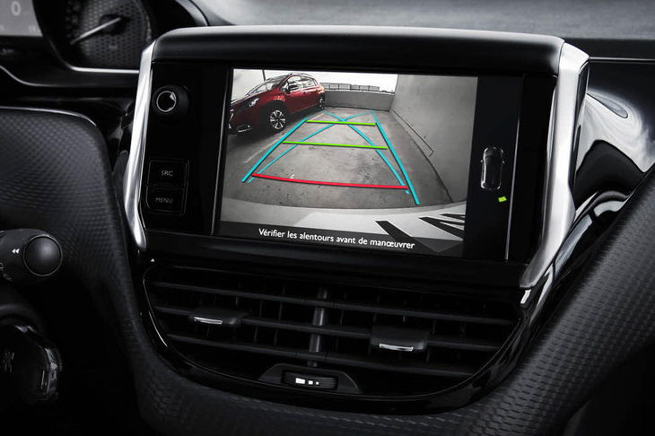 今回標準装備となるバックアイカメラの表示イメージ。