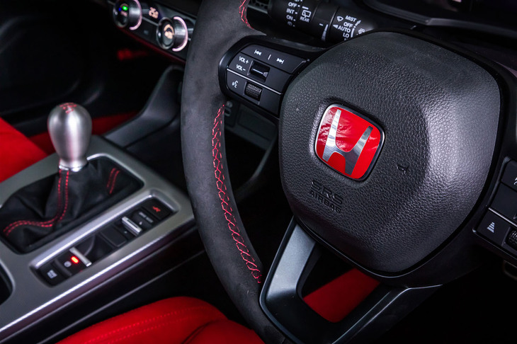 赤いステッチが目を引くアルカンターラ仕立ての「シビック タイプR」専用ステアリングホイール。レーシンググローブを使用した際に、優れたグリップ感をもたらすという。