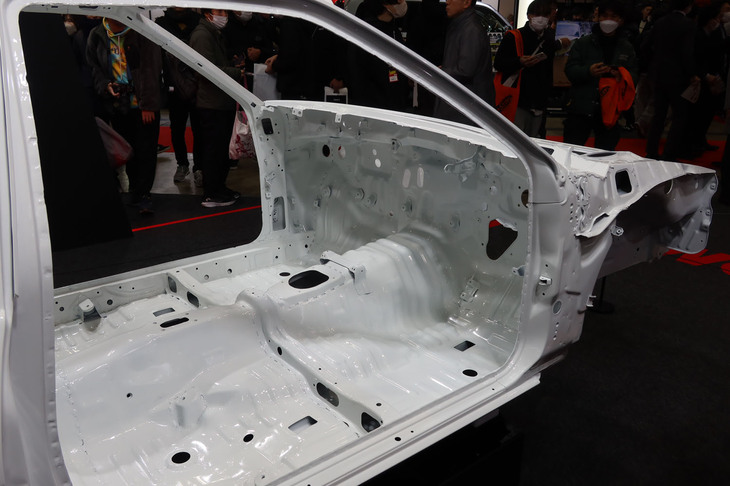 AE86のホワイトボディー（レストアサービス「TOM'Sクラシック」の展示）