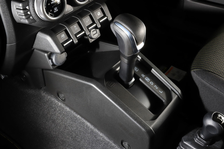 トランスミションには「ジムニー」「ジムニーシエラ」ともに5段MTと4段ATが設定される。