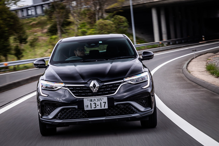 スタート時の走行は100％EVモードとなる。低速域が中心となる市街地走行においては、その大半をモーター駆動でカバーするようにセッティングされている。