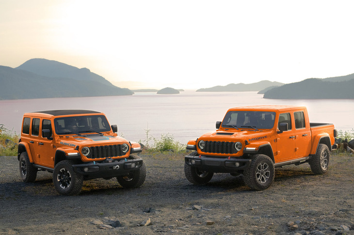 日本で売れているアメリカ車の多くはジープとテスラで、なかでも「ジープ・ラングラー アンリミテッド」（写真左）は、多くのファンに支持されている。ジープブランドは2024年に日本で9633台（JAIA調べ）を売り上げた。