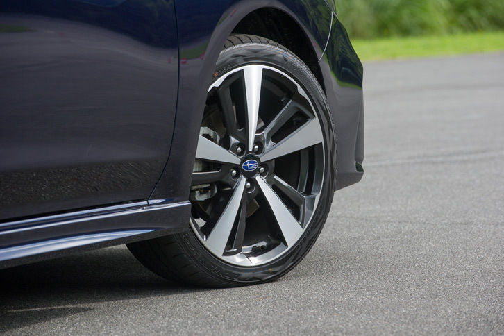 「2.0i-S EyeSight」のタイヤサイズは225/40R18。フロントブレーキのディスクサイズは、他のグレードが15インチなのに対し、2.0i-S EyeSightでは16インチとなる。