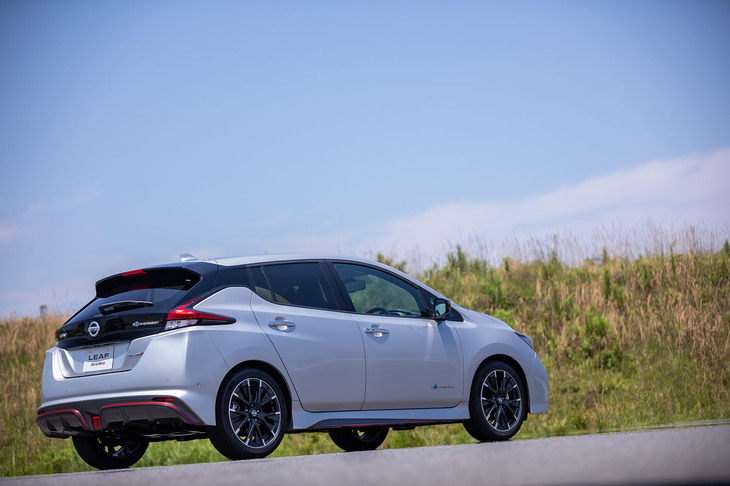 「リーフNISMO」のスポーティーな基本フォルムは継承。改良前／後モデルにおける外観上の違いはルーフ後端のアンテナ形状のみで、ベースになった「リーフ」と同様に従来型はロッドタイプ、最新型はシャークフィンタイプが採用されている。