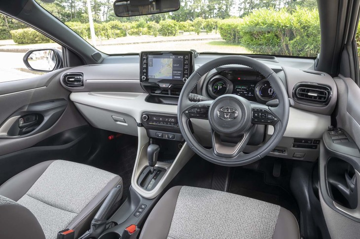 新型「ヤリス」のインテリアデザインは、インストゥルメントパネルの上下幅を抑えつつ各部の比率を見直すことで、室内が広く見えるよう工夫されている。パーキングブレーキは全車レバー式。