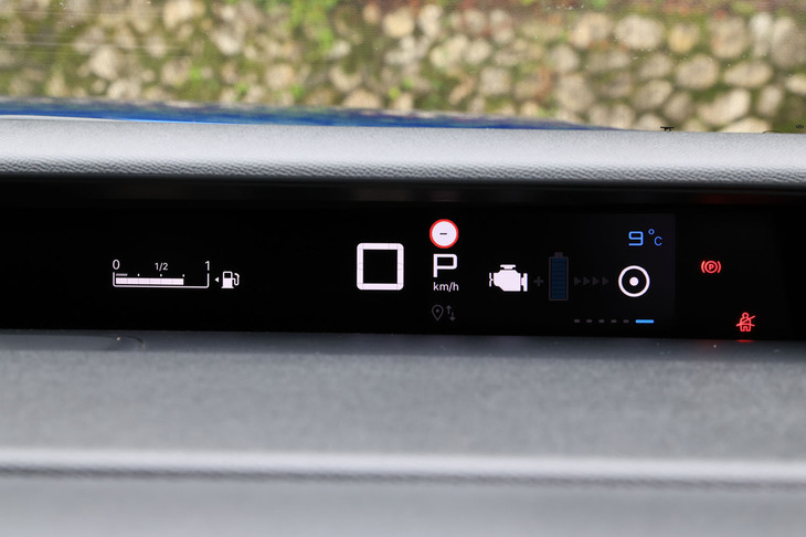 フロントウィンドウ直下に配置されたメーターパネル。画面右側はドライブコンピューターやパワーインジケーター、エネルギーモニター（写真）などから表示情報を選択できる。