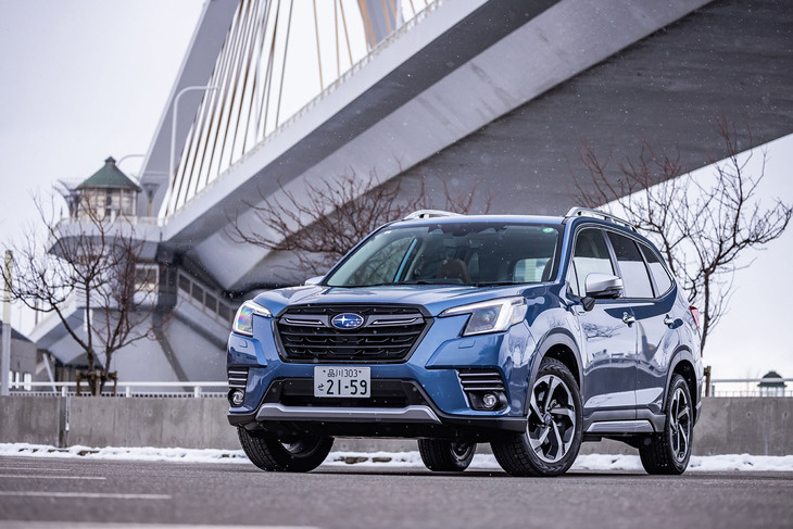 青森市内から酸ヶ湯に向けて最初にステアリングを握った「スバル・フォレスター アドバンス」。写真の外板色は「ホライゾンブルー・パール」で、車両本体価格は370万7000円。