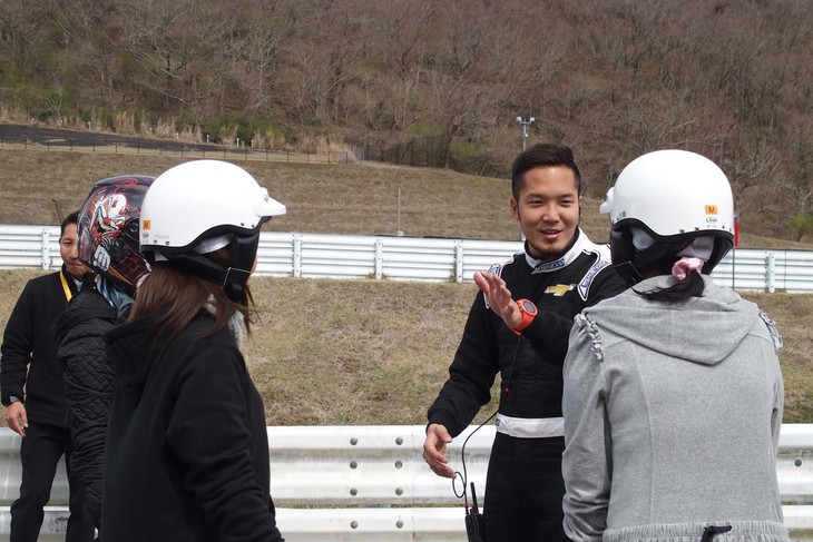 レディース・ビギナーを対象としたドライビングレッスンの参加者。初めて走る富士スピードウェイのショートサーキットに、興奮を隠せない様子だった。走行終了後、インストラクターに質問する参加者も多く、シボレーオーナーたちの運転に対する前向きな姿勢が目に留まった。