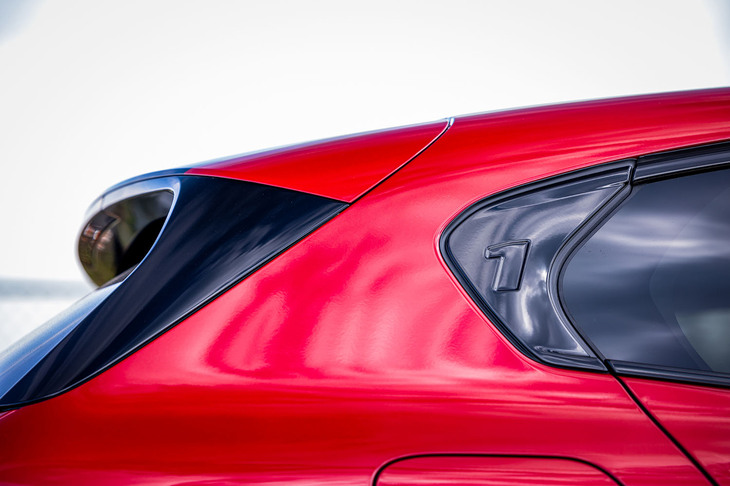 リアピラーに備わる「ホフマイスターキンク」と呼ばれるデザインのパネルに、モデル名の「1」が刻まれた最新の「BMW 1シリーズ」。現行モデルは2004年に登場した初代から数えて4代目にあたる。型式名はF70。