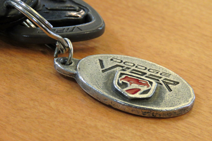 「あのキーホルダー、奇麗すぎるので木箱に封印いたしました」と報告したら、送り主であるS氏は代わりのキーホルダーをくださった。なんだかいろいろ、本当に申し訳ない。