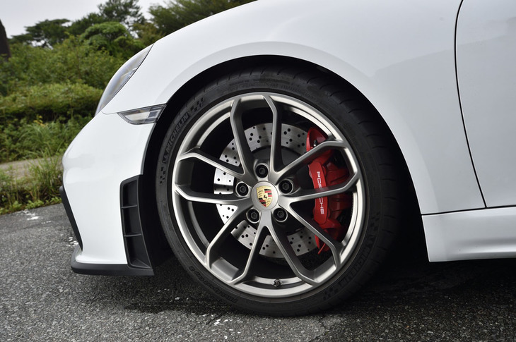 試乗車は、前245/35ZR20、後ろ295/30ZR20サイズの「ミシュラン・パイロットスポーツ カップ2」タイヤを装着していた。ホイール色は写真のシルバーが標準で、同デザインのガンメタリックとブラックもオプションで選択できる。