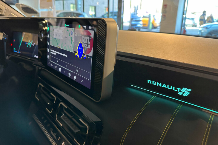 インフォテインメント画面には、ルノーが誇る公式アバター「RENO」が映っている。