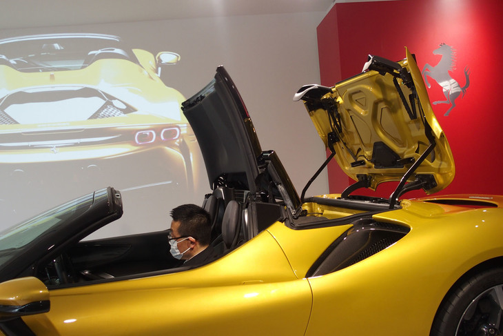 フェラーリSF90スパイダー（リトラクタブルハードトップ）