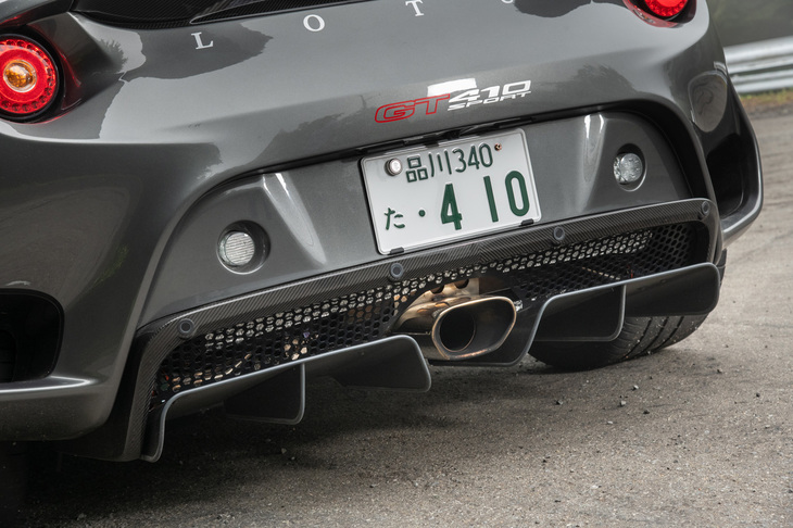 マフラーはセンター1本出し。オプションで、10kgの軽量化を実現するチタン製エキゾーストも用意されている。