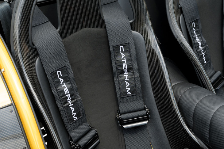 3点式のシートベルトに加え、サーキット走行向けに4点式のレーシングハーネスも標準で用意される。