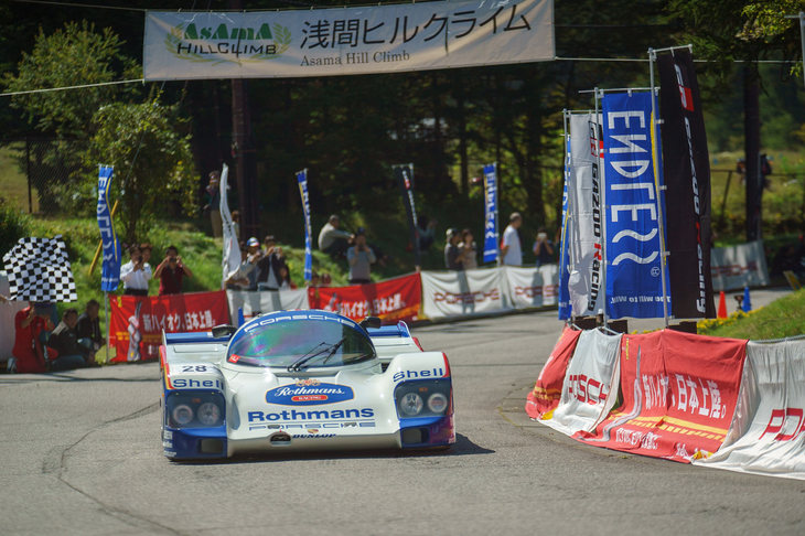 浅間山麓のワインディングロードで行われる「浅間ヒルクライム」。このイベントが誕生するまで、日本では一般公道を封鎖する自動車イベントの開催は難しいとされていた。