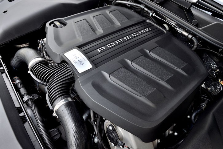 3.6リッターV6ターボエンジンは440psと600Nmを生み出す。JC08モード燃費は9.9km/リッター。