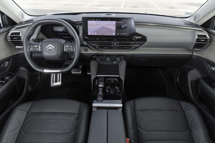 フラッグシップらしくダッシュボードには幾何学模様が刻まれた上質な装飾パネルがあしらわれる。