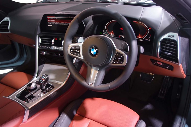 ハンドル位置は基本的に右のみ。「M850i xDriveグランクーペ」だけは左右が選べる。