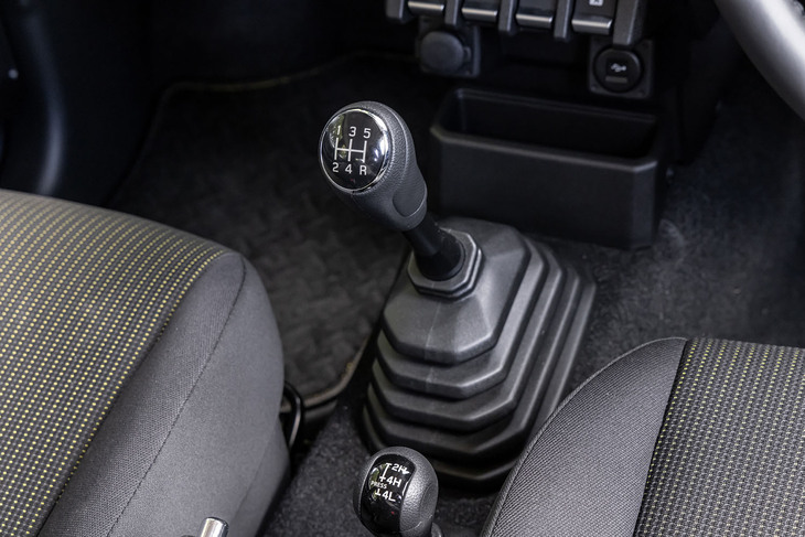 ゴム製のブーツを採用するMT車のシフトレバー。縦横方向ともに節度がしっかりしていて、変速時には確実なリンケージ感がある。