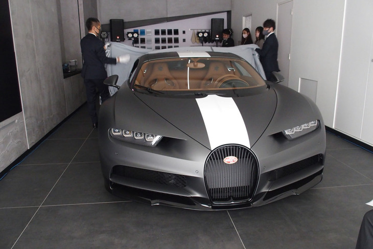 発表披露会の冒頭で行われた「ブガッティ・シロン スポーツ“レ・レジェンド・デュ・シエル”」のアンベールセレモニー。