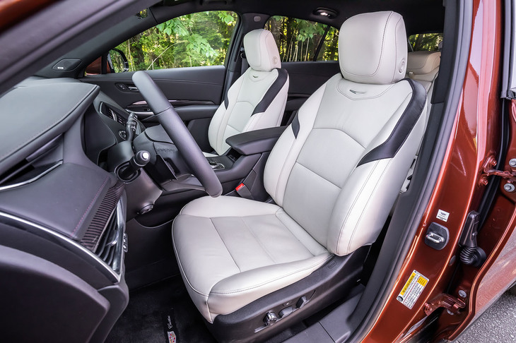 今回の試乗車のインテリアカラーは、「ライトウィート／ジェットブラック／レッドアクセント」と呼ばれるもの。前席にはマッサージ機能やヒーター、ベンチレーション機能が備わる。