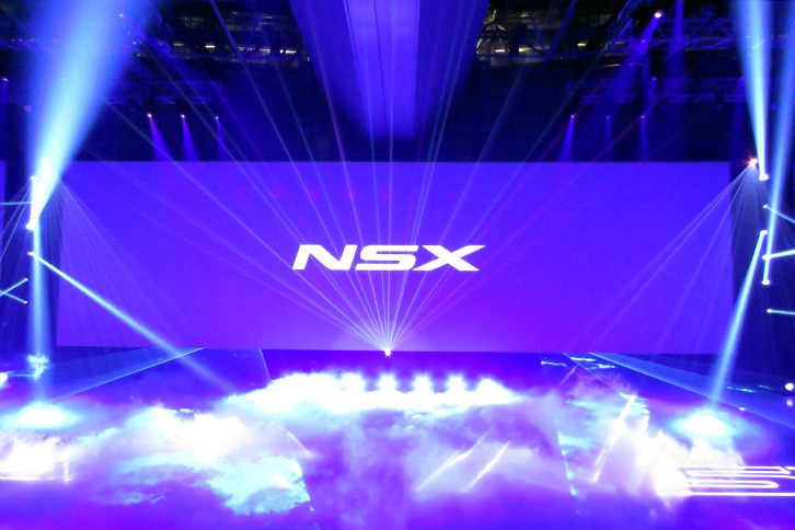 いよいよイベントがスタート。会場の床にスモークが広がる。