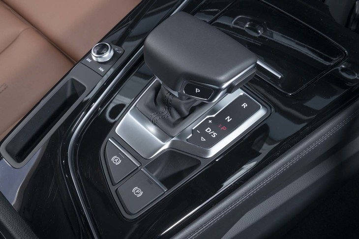 変速機は7段のデュアルクラッチ式AT「Sトロニック」。従来モデルでダイヤル式コマンダーがあったセレクター前方のスペースはふた付きの小物入れとなった。
