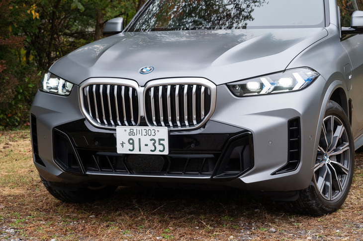 ポリゴンのように平面を組み合わせたバンパーはBMWの最新デザイン。くの字型のデイタイムランニングライトも新しい。