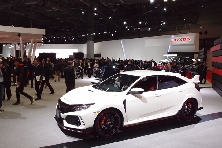 ホンダブースの様子。写真手前は、「ホンダ・シビック タイプR」。