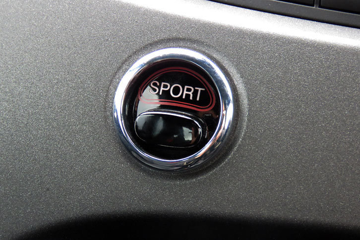 ダッシュボードに備わるスポーツモードの選択スイッチ。今回は午前中の練習から午後のフリー走行まで、すべての走行でスポーツモードを使用した。