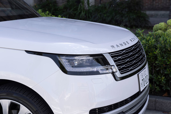 エクステリアデザインは各部をフラッシュサーフェス化。多数のデザイン要素で構成されるフロントマスクも、ヘッドランプ、グリル、バンパーとすべてが“面一（つらいち）”となっている。