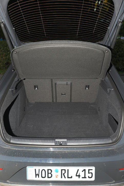 ラゲッジスペースの容量は563～1557リッター。