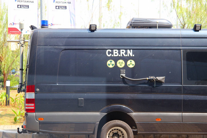 会期2日目。警備が物々しいと思ったら、一般入場が始まる前に、政府要人である工業大臣が会場を訪れていました。ふと会場から外を見ると、生物化学＆核テロ対策車が止まっているではありませんか。インドネシアでは、テロはこれまでも起きており、まさに「すぐそこにある危機」。日本とは違う危険な場所に来ているんだと実感した瞬間です。結局何事もありませんでしたが。平和が一番ですね。