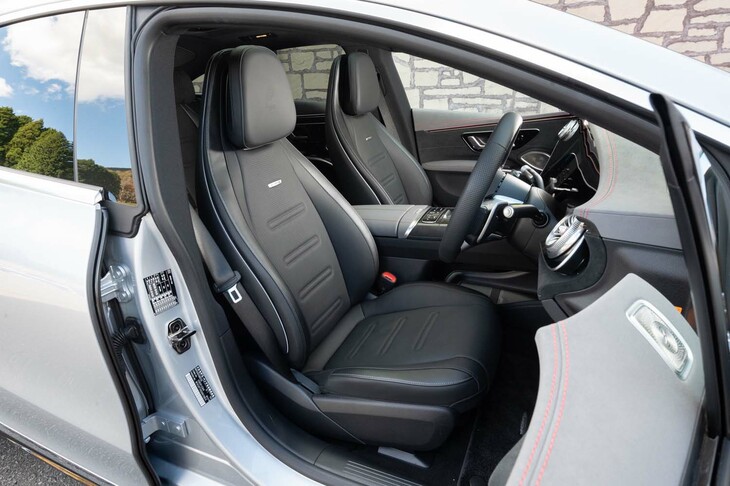 シート表皮はAMGナッパレザー。試乗車のブラック／スペースグレーのほかにブラウン系も選べる。