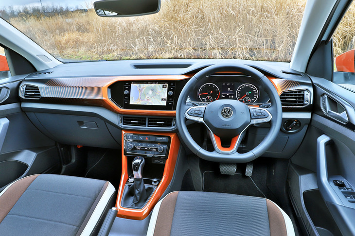 導入記念特別仕様車「TSI 1stプラス」では、内外装を「オレンジ」「グリーン」「ブラック」のいずれかでコーディネートできる「デザインパッケージ」が標準装備されている。写真はオレンジが選択された試乗車のインテリア。