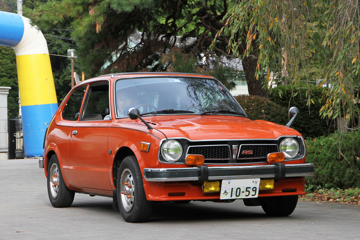 会場入りする車両。1975年「ホンダ・シビック1200RS」。ホンダ車でRS（ロードセーリング）の名を最初に冠した、初代シビックで唯一となるツインキャブエンジンを積んだスポーティーグレード。
