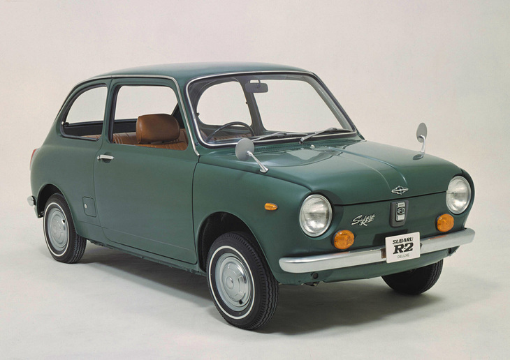 「スバルR-2」。すべてが曲線に包まれた姿のどこが「ハードミニ」なのかと思うが、流行を追わずに軽本来の姿を保った“硬派”なモデルという意味なら、ありかもしれない。
