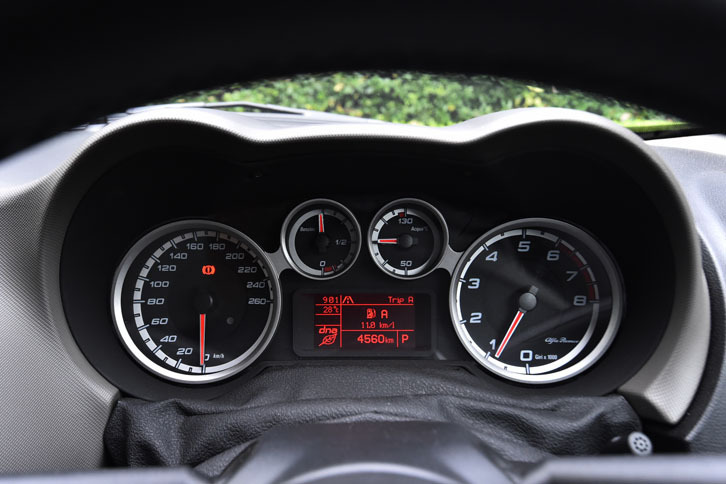 タコメーター（右）のレッドゾーンは6500rpmから。スピードメーター（左）の表示は260km/hまで。